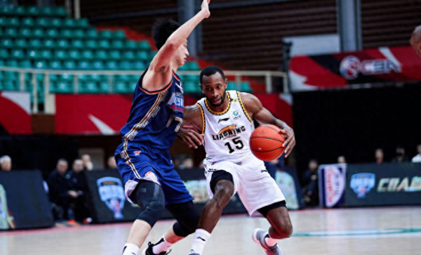 🏀马刺拒逆转擒狼 文班39+9 凯尔登关键三分 华子空砍新高55分