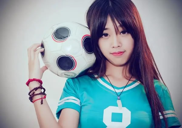 状态回来了！中国莎娃2-0，王欣瑜完胜晋级8强，自信挥手，祝贺她