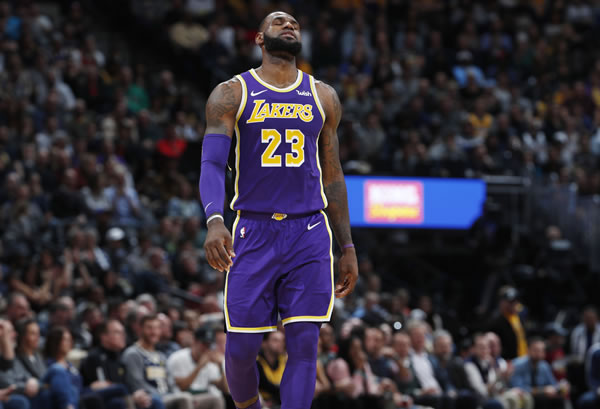 NBA疯狂一夜:六笔交易达成,浓眉前往东部!骑士官宣哈登加盟!